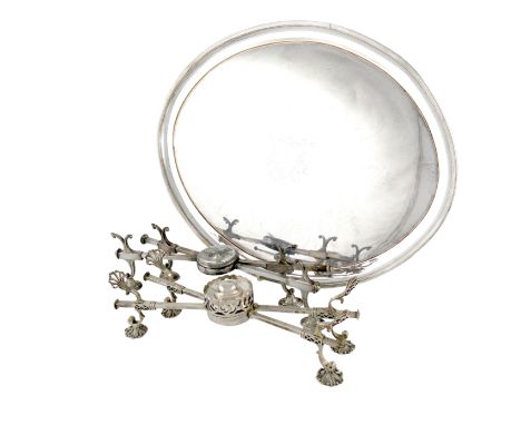 A small mixed lot, comprising: a George III silver dish cross, by Samuel Herbert & Co, London circa 1760, conventional form, 