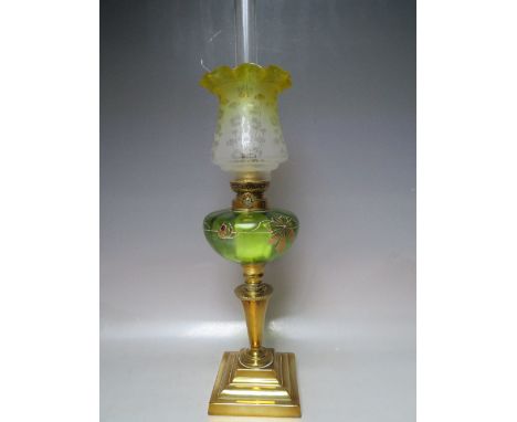 A LATE NINETEENTH / EARLY TWENTIETH CENTURY CONTINENTAL BRASS OIL LAMP, with green glass reservoir with painted decoration, e