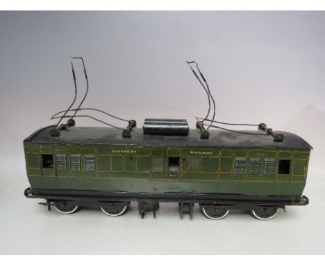 A VINTAGE METAL MODEL OF A SOUTHERN RAILWAY TRAIN CARRIAGE FOR RESTORATION, with an electric motor, L 45 cm, H 17 cm