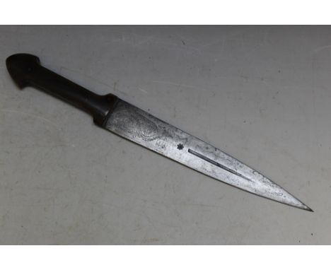 A HORN HANDLED DAGGER, with engraved detail and flower style stamp - see pictures, L 32.5 cm