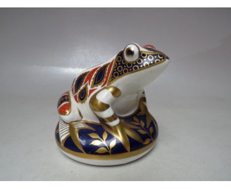 A ROYAL CROWN DERBY IMARI PATTERN PAPERWEIGHT IN THE FORM OF A FROG, with printed and painted marks and ceramic stopper effec