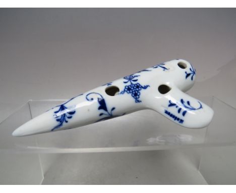 A MEISSEN ONION PATTERN OCARINA CERAMIC FLUTE / WHISTLE, L 15.5 cm Condition Report:a glaze flaw to one side - see images