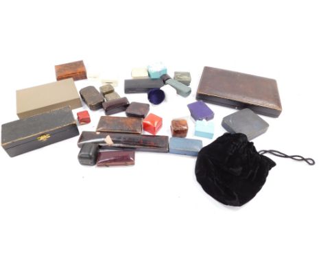 Jewellery boxes, to include early 20thC leather, textured, plastic, etc., being ring boxes, brooches, and others. 