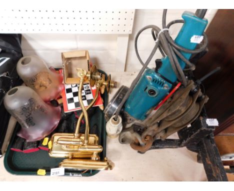 A Makita 110v angle grinder (AF), wall lights, resin chess pieces, etc. (a quantity) This lot contains untested or unsafe ele