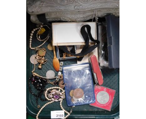 Costume jewellery, coins, etc., to include faux pearl necklaces, beaded necklaces, brooches, a Queen Elizabeth II silver jubi