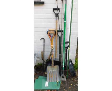 A selection of garden tools, including forks, spades, knee pads, sieves, hoes, etc. (12) 