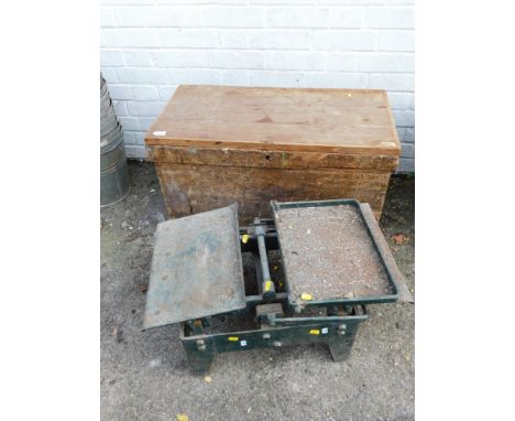 A mechanical scale together with a wooden tool box. (2)