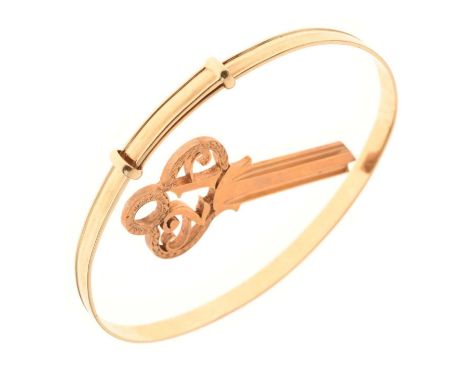 9ct gold expandable bangle, and a 9ct gold '21' birthday key pendant, 5.5cm long approx, 18.6g gross approx (2)
