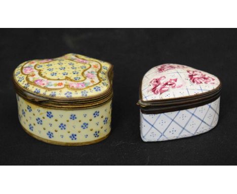 19th century enamel patch box, of heart form painted with puce chinoiserie vignettes in rococo scroll borders on trellis grou