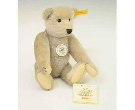 Steiff - Small '1905 Classic teddy bear' (001666), with tags, 25cm high