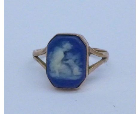 A 9ct gold Wedgwood cameo ring, Chester 1924, 1.5g, K