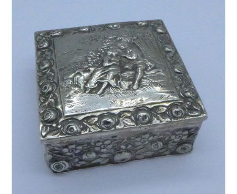 A continental repousse snuff box, width 6.5cm