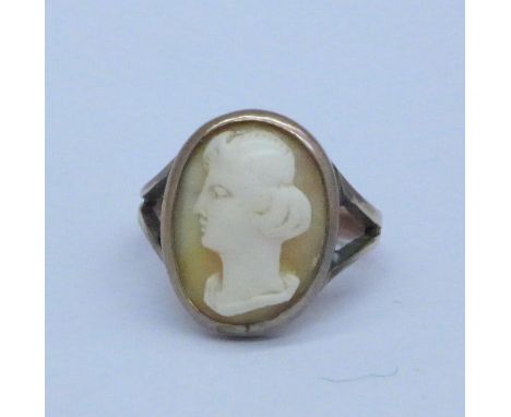 A 9ct gold cameo ring, 3.6g, L