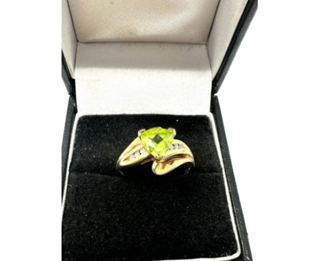 10ct gold peridot ring with diamond accents (2.4g) 