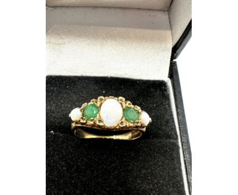 9ct gold opal &amp; emerald five stone ring (2.7g) 