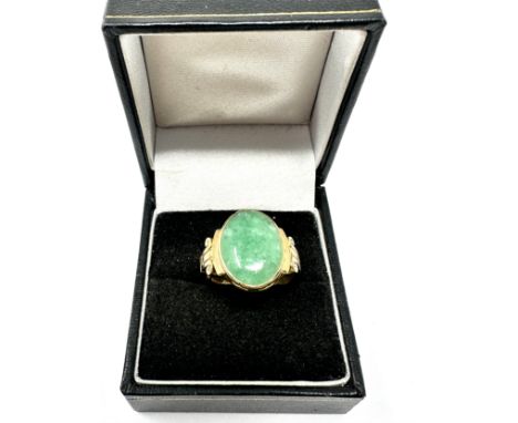 9ct gold oval cut jade ring (4.9g) 