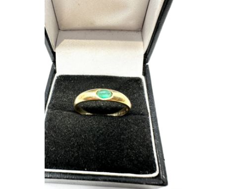 9ct yellow gold  emerald band ring (1.6g) 