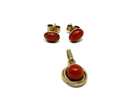 9ct yellow gold vintage coral pendant &amp; earrings set (1.8g) 