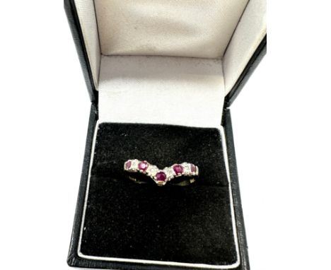 9ct gold diamond &amp; ruby chevron ring (1.7g) 