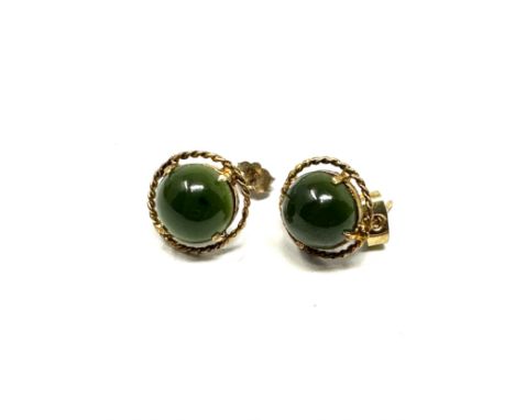 9ct  gold vintage nephrite stud earrings (2.4g) 