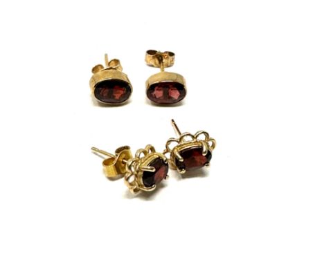 2 x 9ct yellow gold vintage paired garnet earrings (2.3g) 