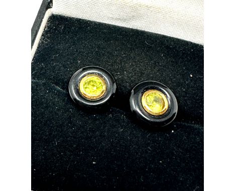 Vintage 18ct gold peridot &amp; black onyx earrings measure approx 10mm dia weight 1.8g 