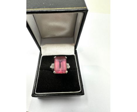 9ct white gold baguette cut pink topaz ring with diamond set shank (5.1g) 