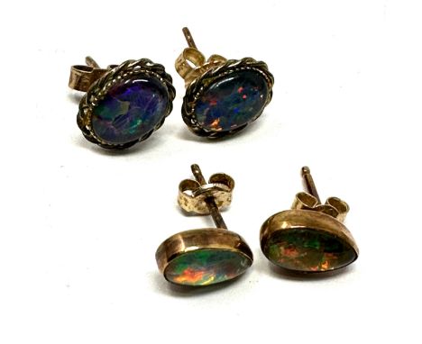 2 x 9ct yellow gold vintage paired opal earrings (1.8g) 