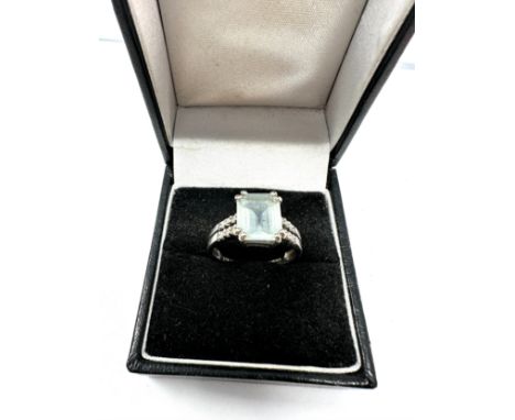 9ct white gold diamond &amp; blue gemstone dress ring (3.3g) 