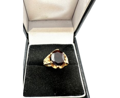 9ct gold garnet  ring with wavy frame (2.5g) 