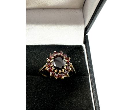 9ct gold garnet ring (2.7g) 
