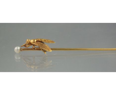 18CT FRENCH GOLD WASP STICK PIN set to the top with a pearl and having a naturalistically modelled wasp climbing up. Weight a