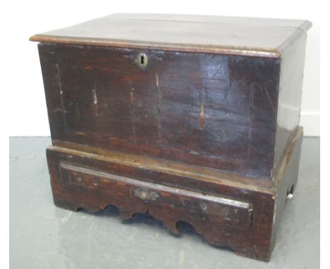 18TH CENTURY WELSH OAK COFFWR BACH, with moulded top above two square, inlaid panels with stylised star design, with single i