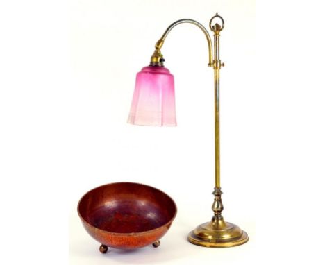 AN EARLY 20TH CENTURY LACQUERED BRASS ADJUSTABLE DESK LAMP WITH SHADED PINK GLASS SHADE, 55CM H AND A DRYAD COPPER BOWL ON TH