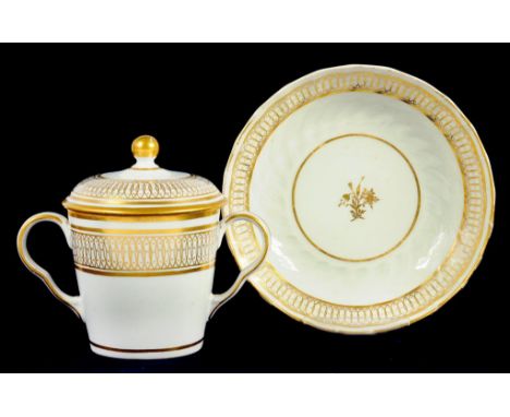 A FLIGHT WORCESTER TWO HANDLED CHOCOLATE CUP AND COVER AND A MATCHING SAUCER, 14CM DIAM, CIRCA 1790