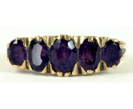 AN AMETHYST FIVE STONE RING IN 9CT GOLD, 3.6G GROSS