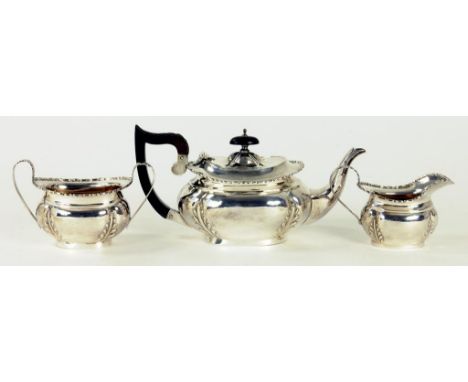 AN EDWARD VII SILVER TEA SERVICE, TEAPOT 12CM H, CHESTER 1908 AND 09, 19OZS 10DWTS GROSS