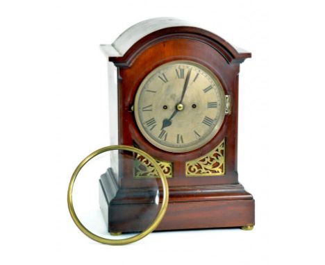 A MAHOGANY BRACKET CLOCK WITH SILVERED DIAL AND FUSEE MOVEMENT, IN BRACKARCHED CASE WITH BRASS FRETS, 35CM H, CIRCA 1910