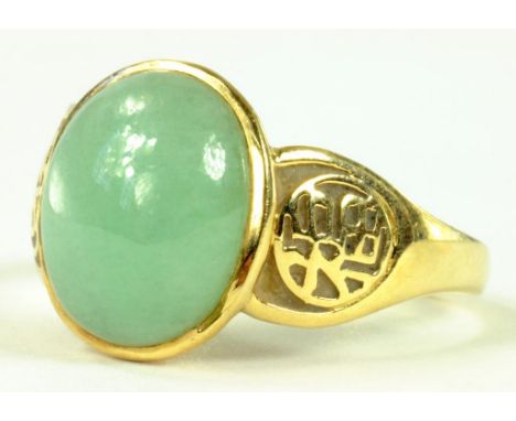 A JADE CABOCHON RING IN 14CT GOLD, IMPORT MARKED, 3.6G GROSS