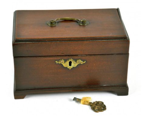 A GEORGE III MAHOGANY TEA CADDY, 22CM W