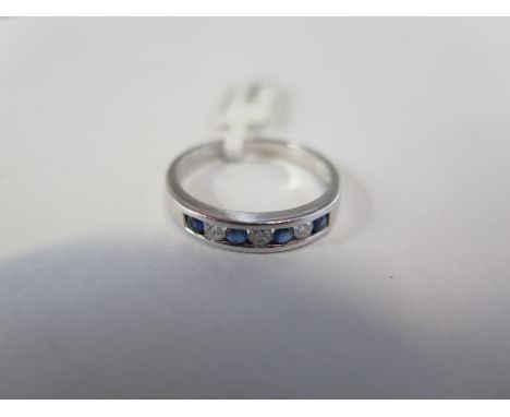 A hallmarked 9ct white gold sapphire ring, size M, approx 2 grams, new condition, ex jewellers stock 