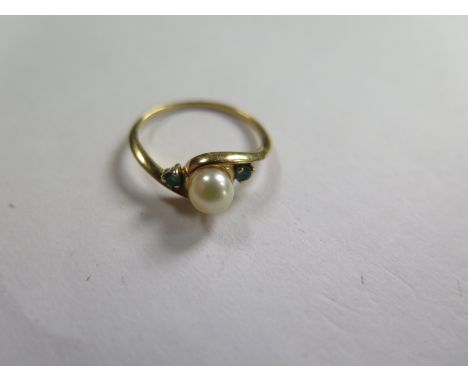 An 18ct pearl ring, size M - approx 2.2 grams 