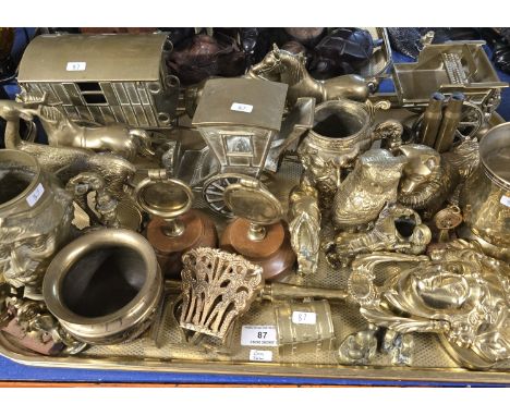 TRAY CONTAINING QUANTITY OF BRASS WARE INCLUDING TANKARDS, ANIMAL ORNAMENTS, TRAVELLERS TRAILER, DOOR KNOCKER,SMALL SHIPS POR