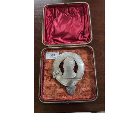 SILVER ROBERT BURNS LARGE KILT BROOCH IN FITTED CASE, WEIGHT APPROX 68.2 GRAMS