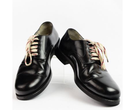 GUCCI MEN SHOES. size 9, black with iconic bee at the back and colourful laces, made in Italy, with Goodyear rubber sole, wit