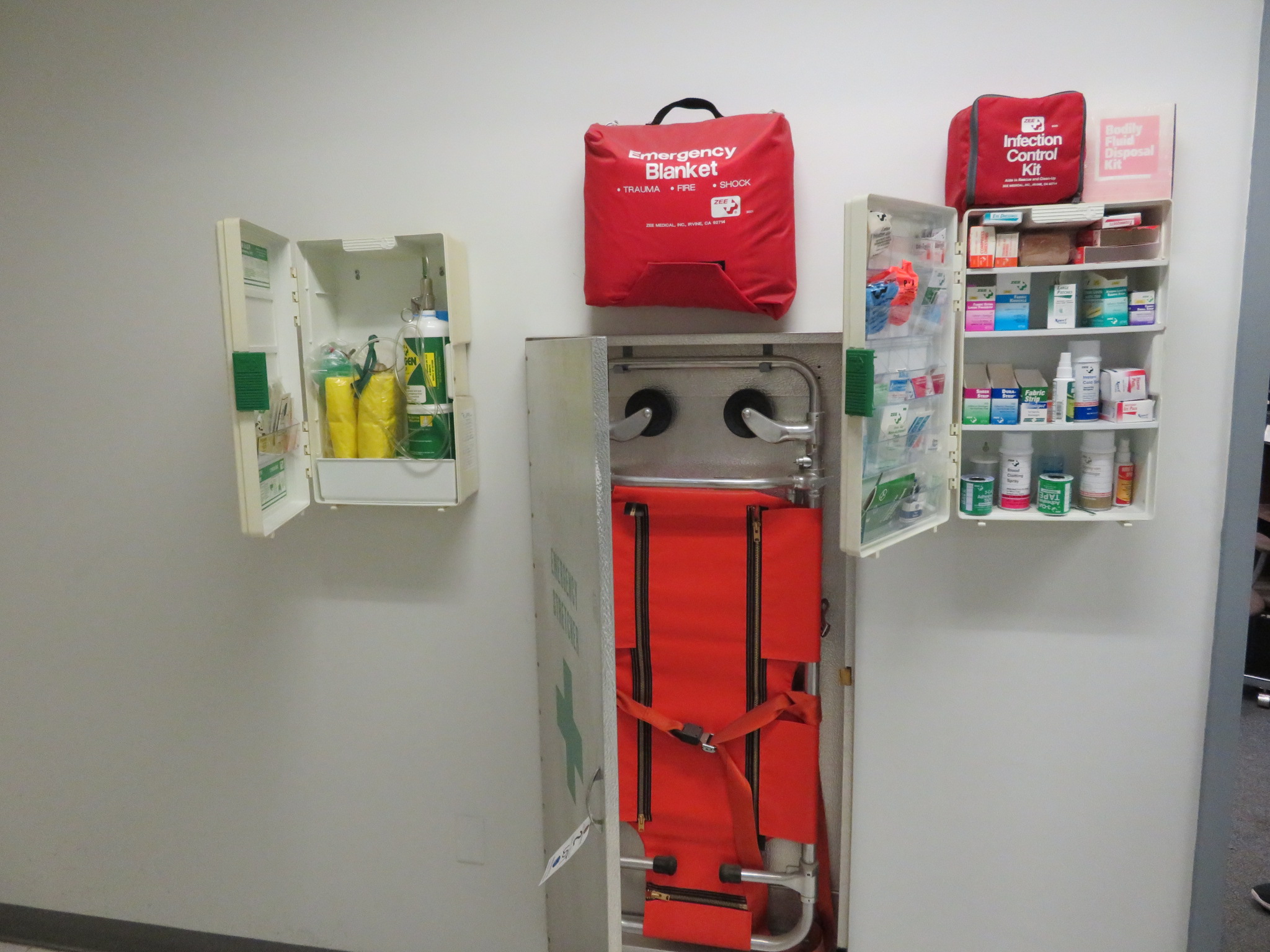 [LOT] First Aid Emergency Blanket, Zee Oxygen Unit, Infection Control