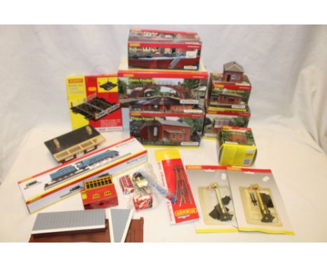 Hornby 00 gauge - mint and boxed rolling road, platform footbridge, Magna engine shed, various other buildings and accessorie