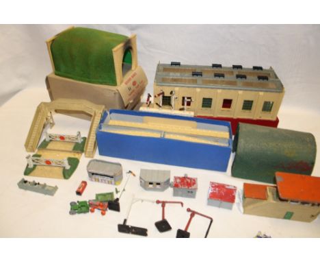 Hornby Dublo - boxed 5091 tunnel, boxed 5005 engine shed, station platform in part box, signals, level crossing, tunnel and v