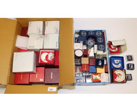 Large quantity of collectable thimbles incl. Sutherland and Caverswall, and a quantity of Caverswall miniature tea cups and s
