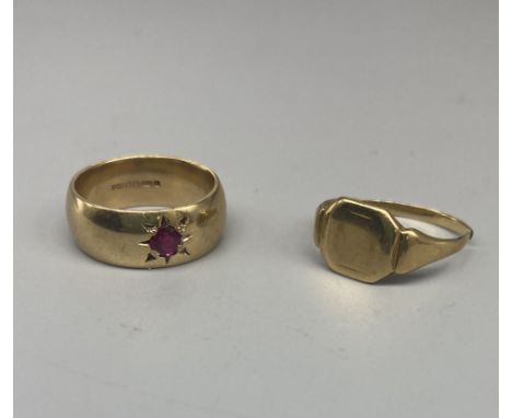 9ct yellow gold band ring set with single ruby, size H, stamped 375, and a 9ct gold signet ring (A/F), stamped 9, 7.1g 